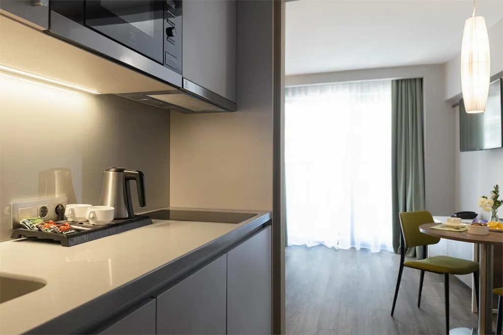 Студия с французским балконом и видом на внутренний двор