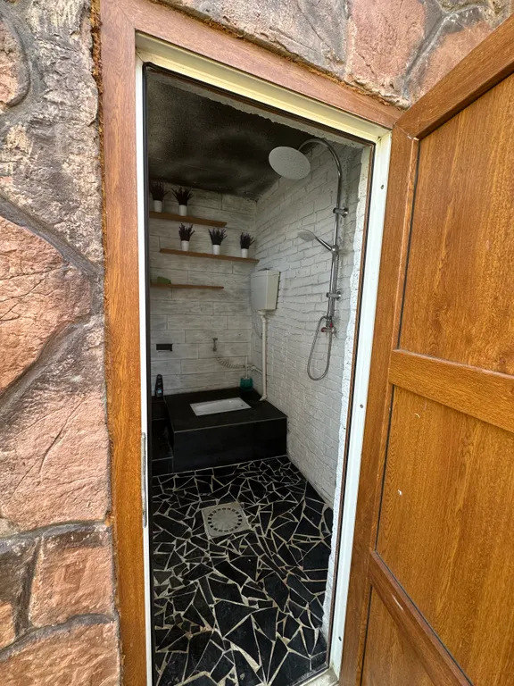 Дом из бруса на берегу моря с зоной барбекю и собственной парной