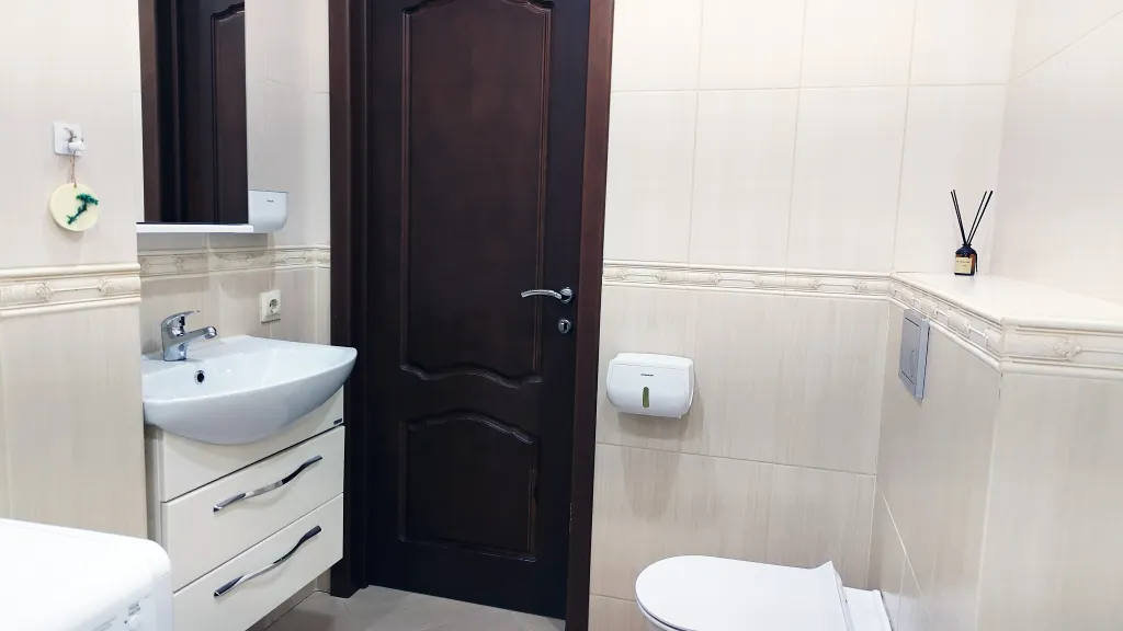 Идеально расположенный комфортный апартамент со спальней. Большие окна