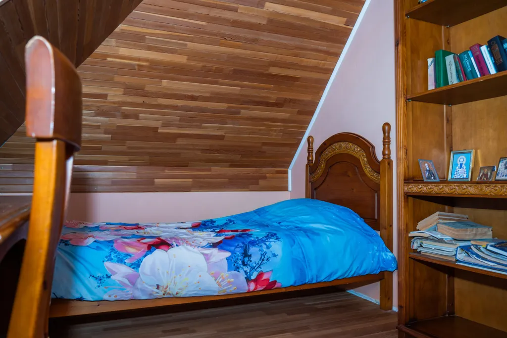 Уютный дом в окружении леса