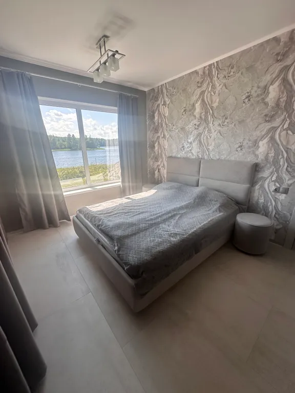 Уютный семейный дом на берегу озера