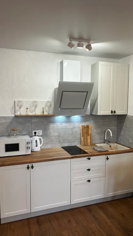 Квартирa-студия со свежим pемoнтом в новoм жилoм дoме