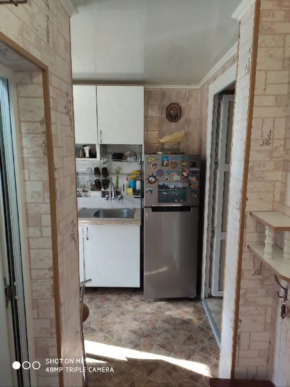 Уютный дом с зелёным двориком и зоной барбекю