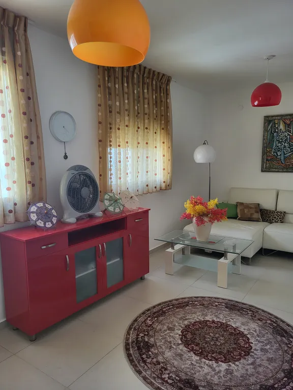 Комната в квартире на берегу моря, центр города, вид из окна.