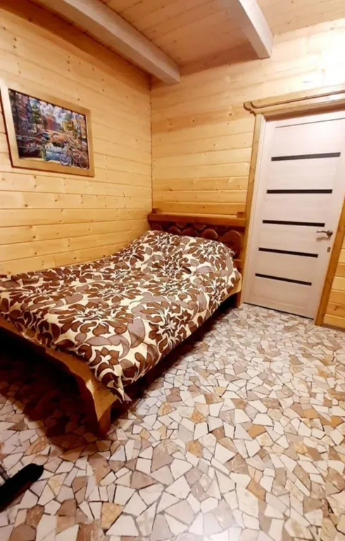 Дом у пруда