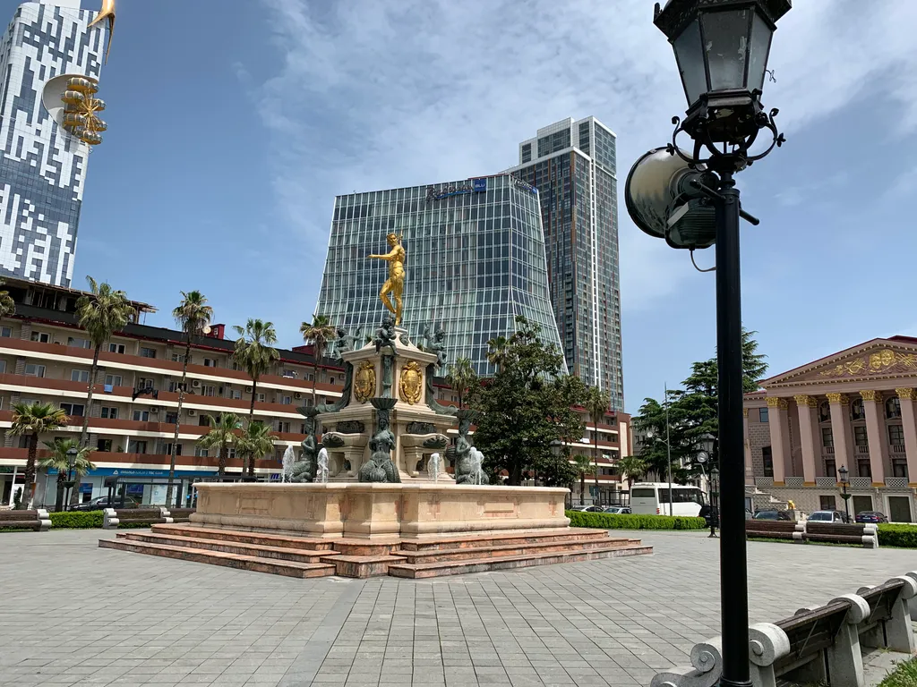 Квартир в старом Батуми, в районе Драматического театра, с большим балконом