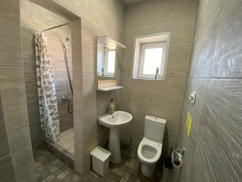 Уютный гостевой дворик в живописном тихом уголке