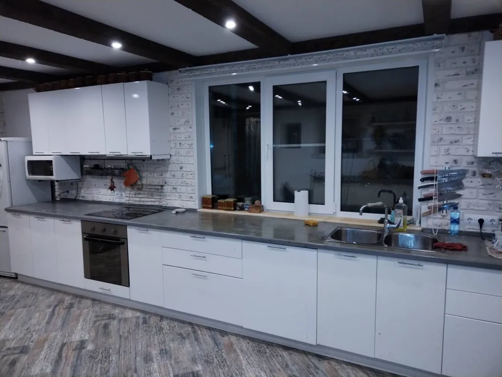 Большой коттедж в лесу