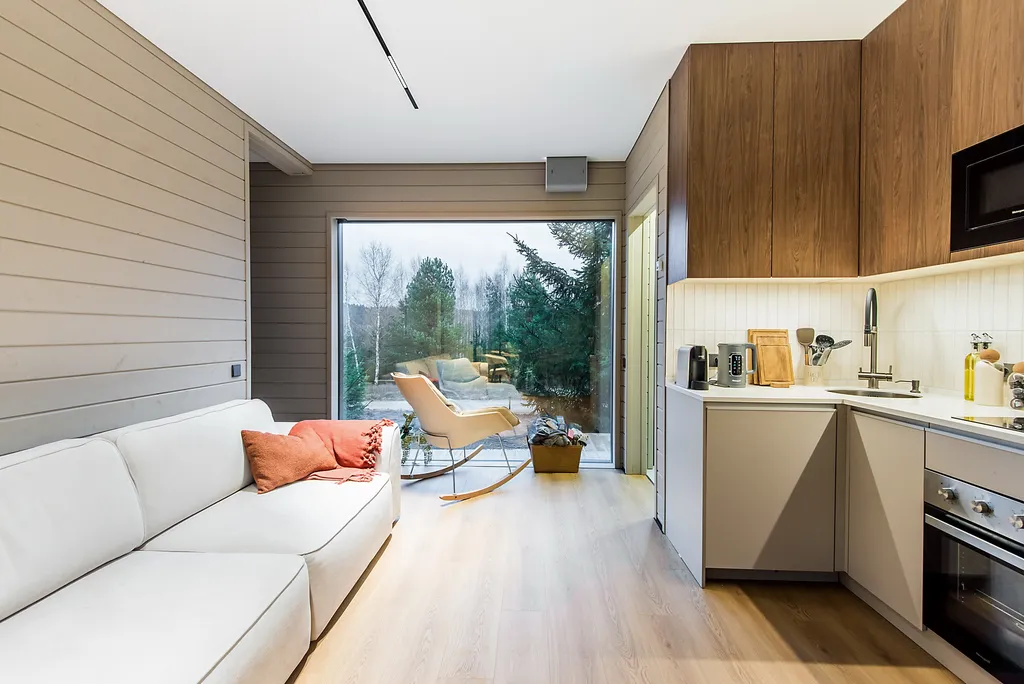 Уютный дом в окружении  леса