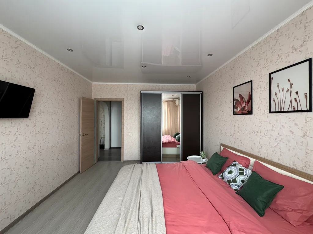 Квартира с уютным балконом и большой кроватью