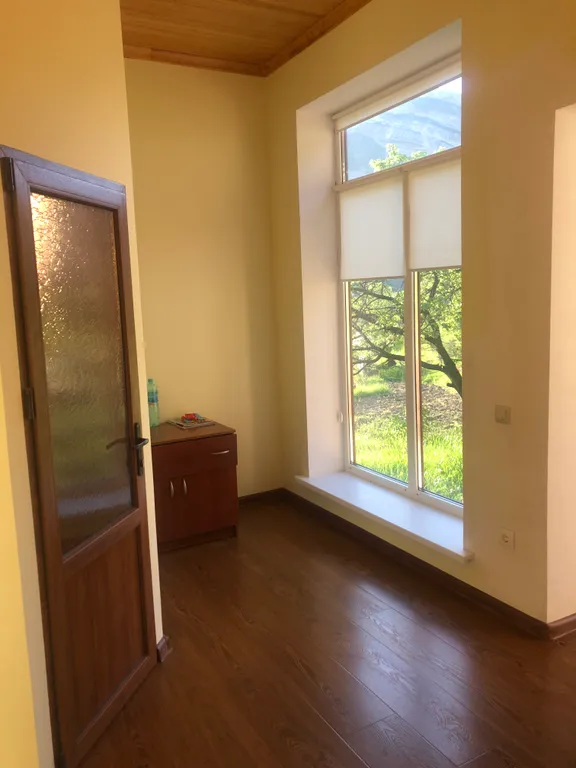 Дом в горах, около леса