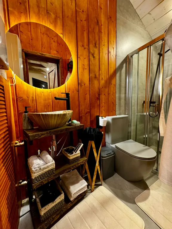 Домик в лесу с пятнистыми оленями и кроликами