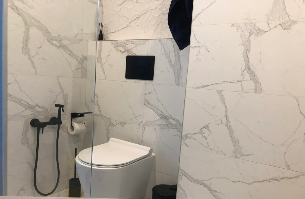 Стильная студия с ванной у панорамного окна и видом на горы