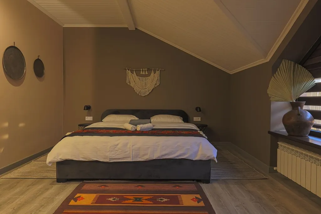 Бассейн с подогревом и лаундж зоной