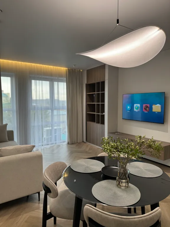 Дизайнерский ремонт с красивым вид из окна