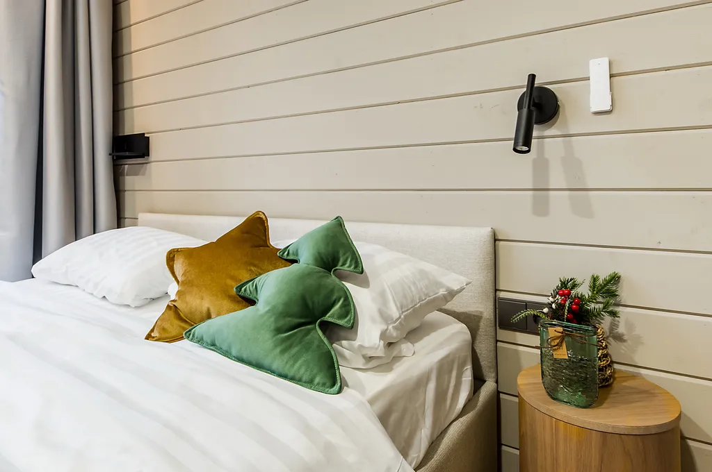 Уютный дом в окружении  леса