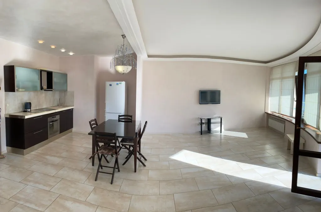 Квартира-студия с видом на море, парк Чаир и гору Ай-Петри