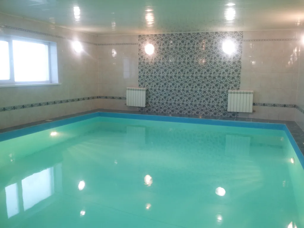 Коттедж Коттедж с большим бассейном — Черное