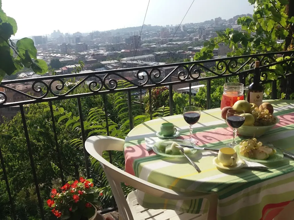 Апартаменты с панорамным видом центра Еревана и горы Арарат