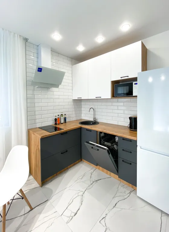 Квартира Квартира Жк альпийский квартал, рядом жд, 3 этаж диван с балконом, вид во двор — Сочи