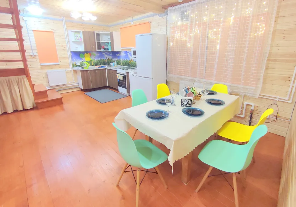 Петербургская дача на холме прямо у озера