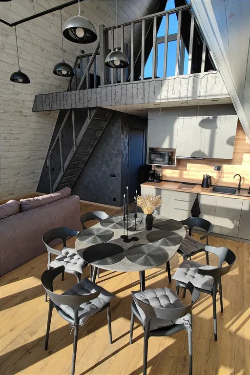 Панорамный домик с теплым бассейном в пяти минутах ходьбы от города