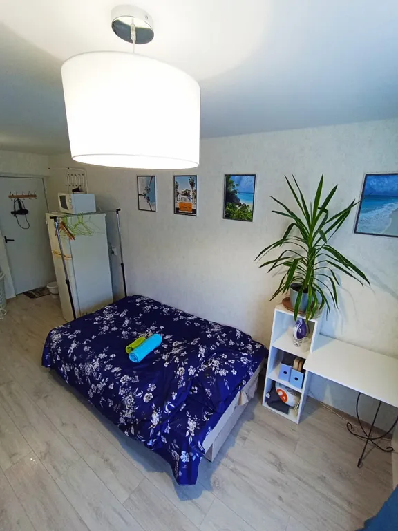 Комната-студия в общежитии в центре города.