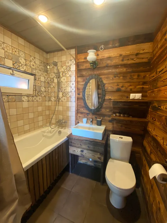 Барнхаус на горе с видом на море