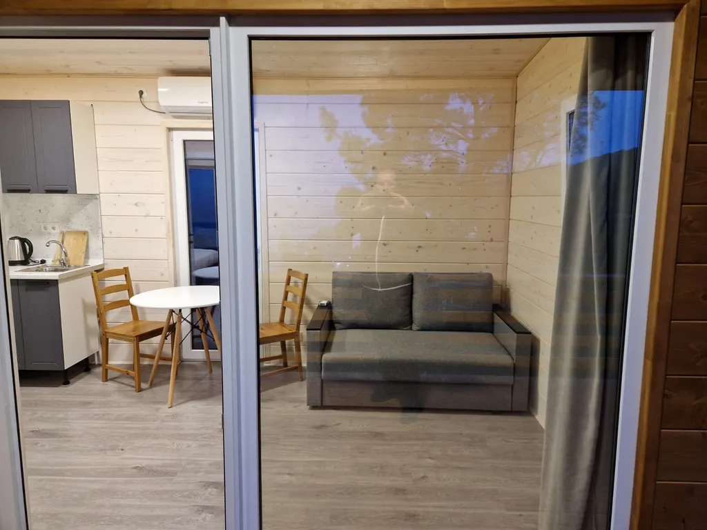 Уютный деревянный домик с видом на море