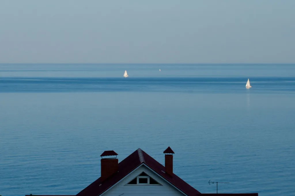Дом с балконом, видом на море у пляжа и Воронцовского дворца
