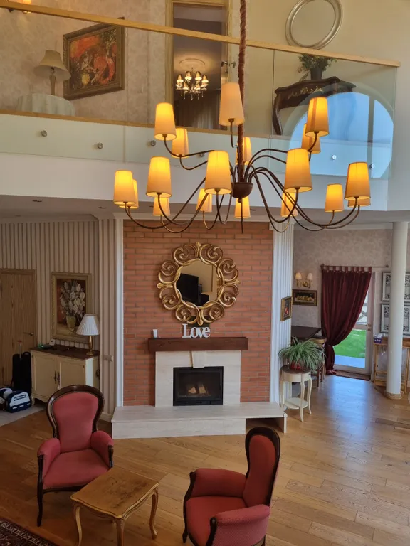 Вилла художника у моря с бассейном