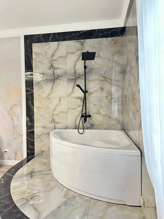 Современный двухэтажный коттедж среди гор