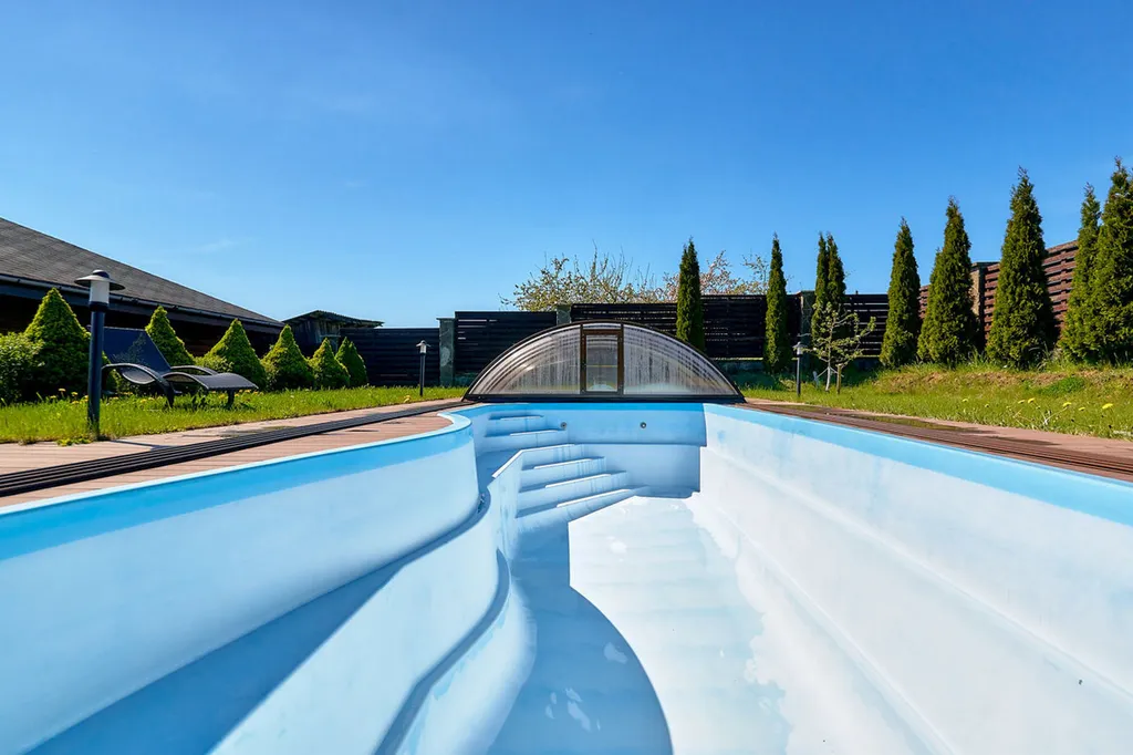 Шале с баней бассейном и видом на озеро