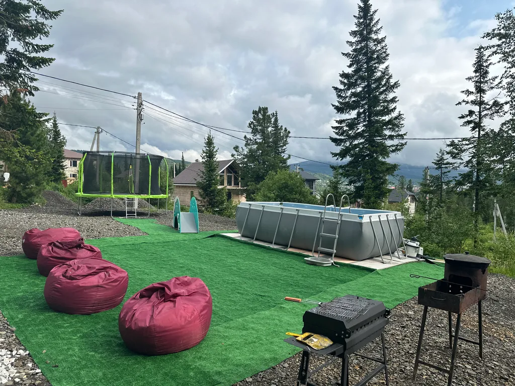 Уютный дом с красивым видом на зелёную гору