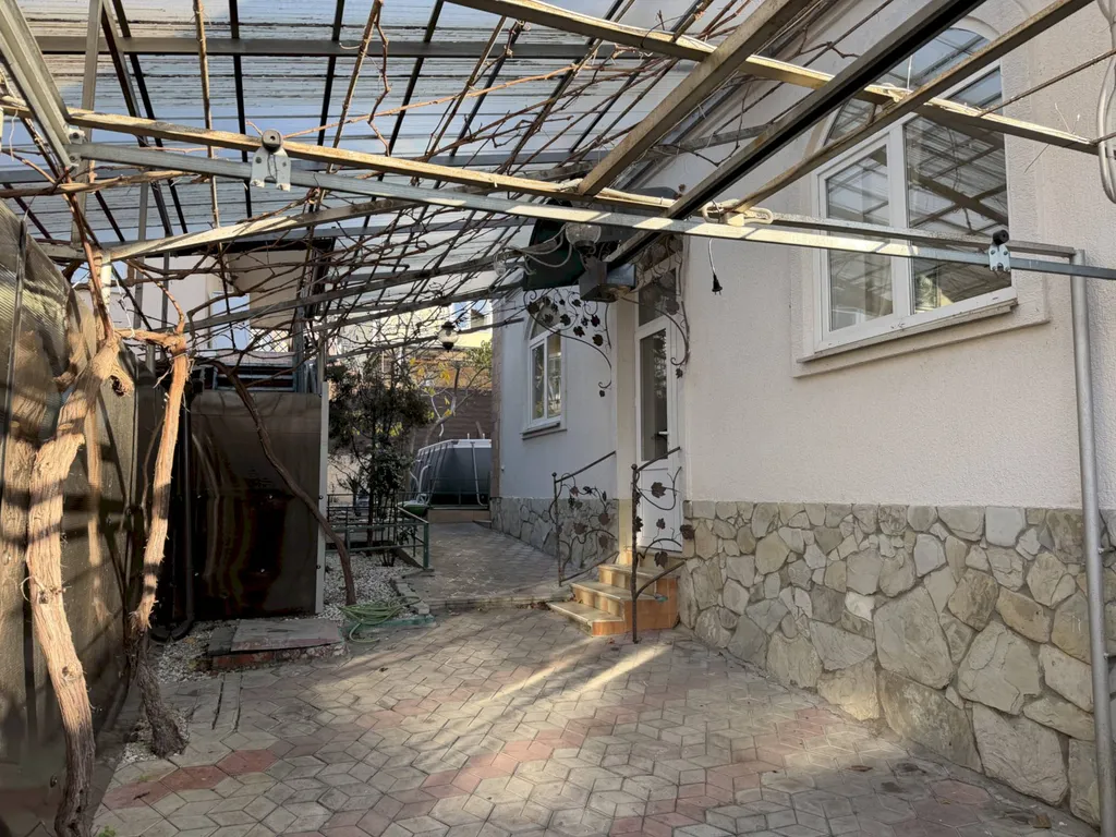 Дом с террасами и видом на море, рядом с центром