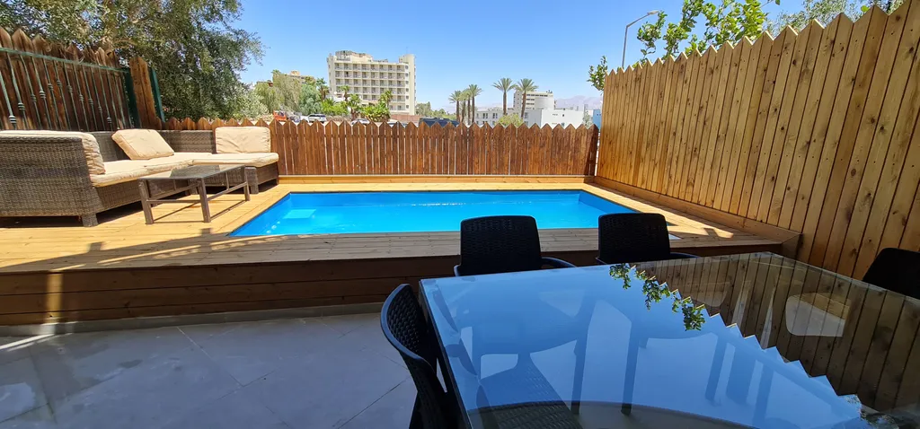 Квартира с чястном бассейном