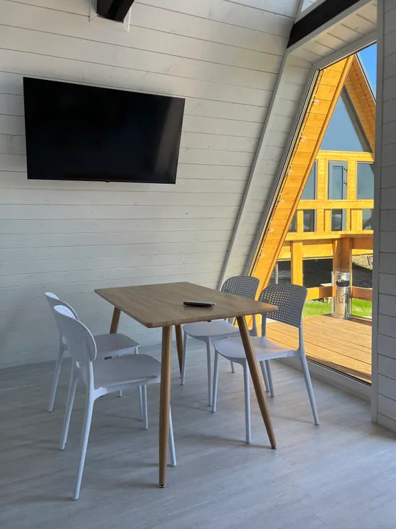 Глэмпинг А-фрейм с видом на море и теплым бассейном