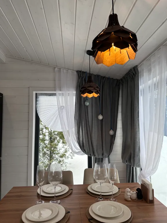 Дом на холме у леса