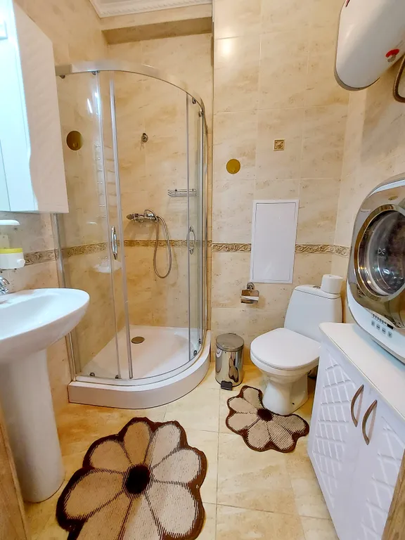 Студия с балконом и видом на море на 1й линии от моря в Алупке