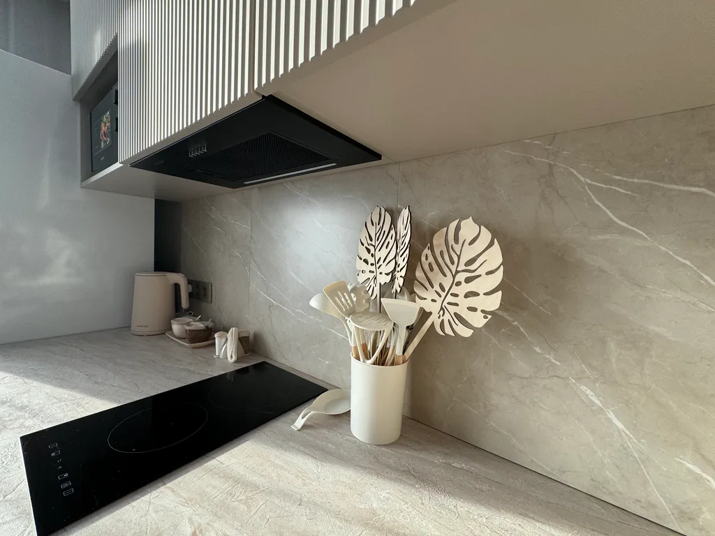 Новая квартира с дизайнерским ремонтом на берегу реки в жк белые росы