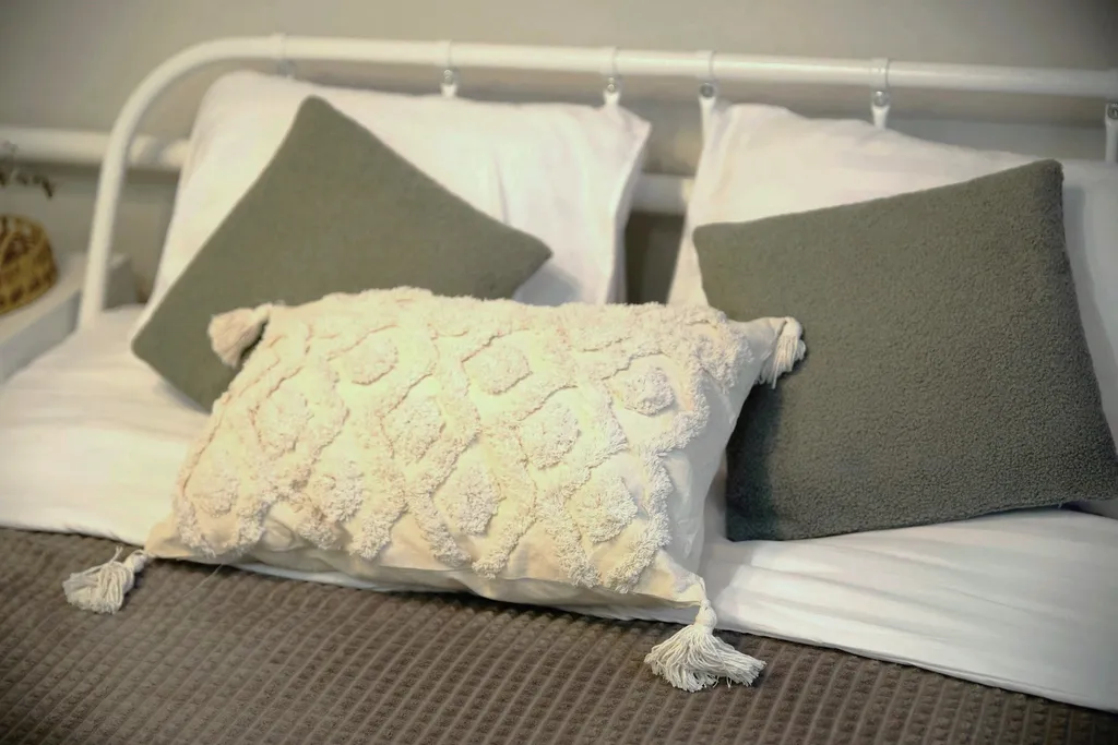 Дом Под Покровом на тихой улице с видом на монастырь