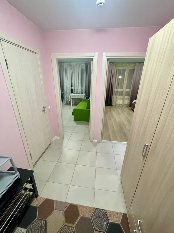 Однушка с кроватью и двумя диванами