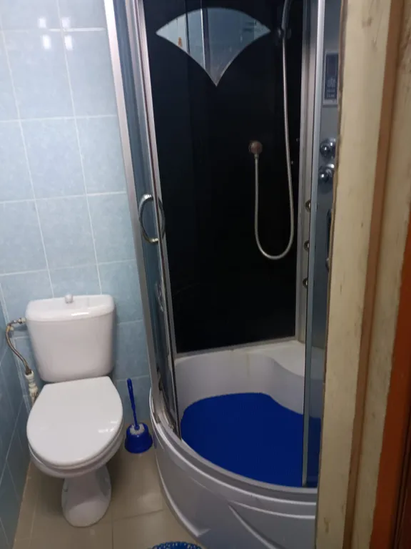 Двухкомнатный номер с балконом и видом на море в 20 метрах от него