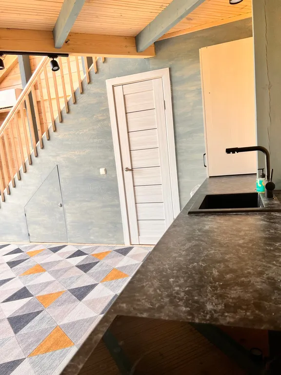 Домик среди деревьев