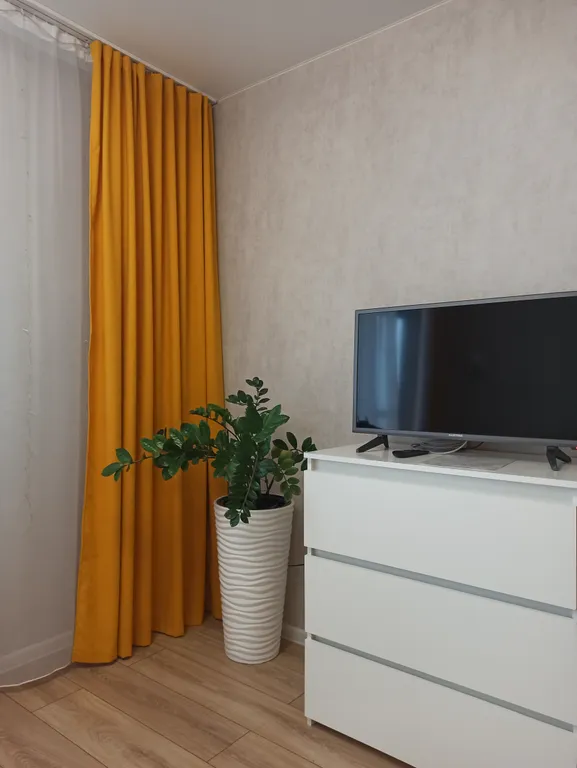 Высокая новостройка в центре города