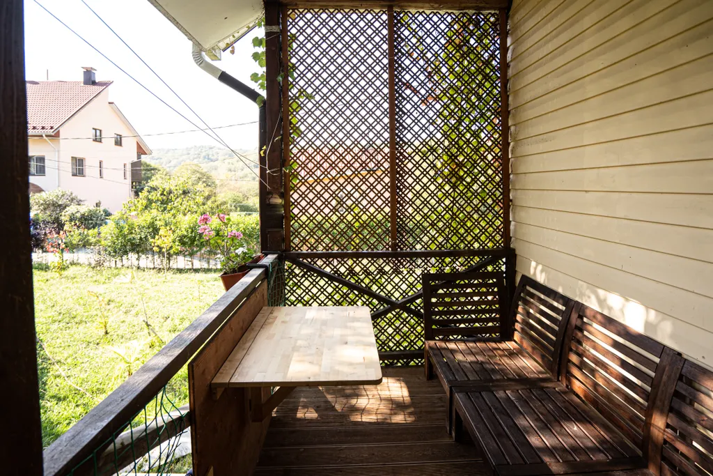 Уютный дом с просторной территорией