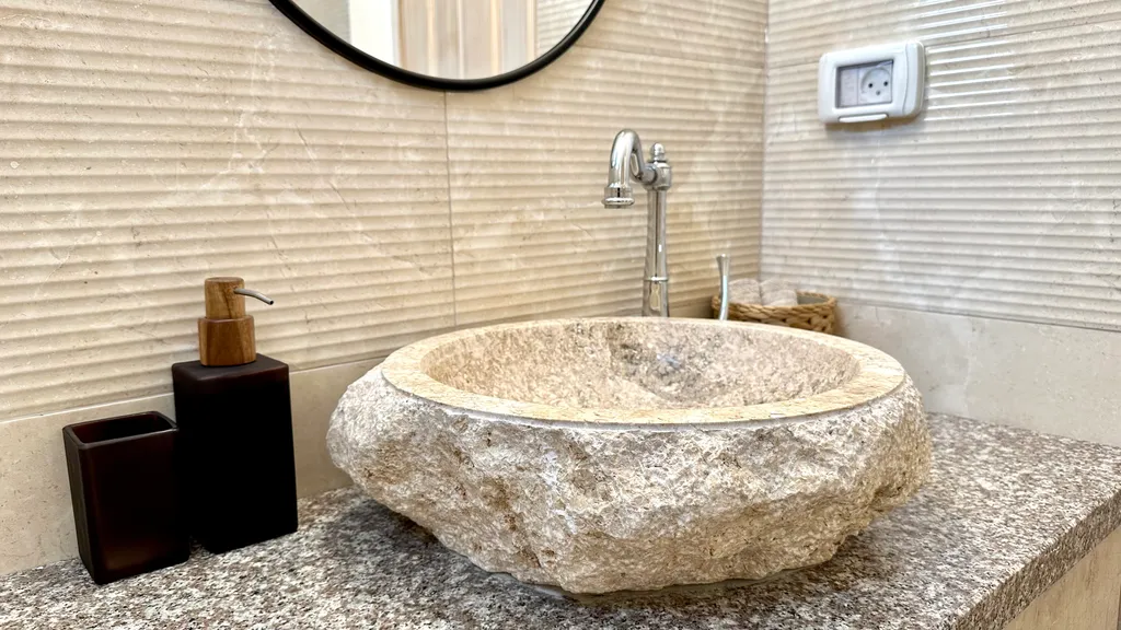 Крутые апартаменты с балконом рядом с Парижской площадью