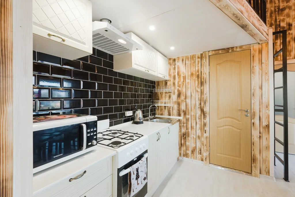 Дом с панорамными окнами на берегу озера, баня, лодка