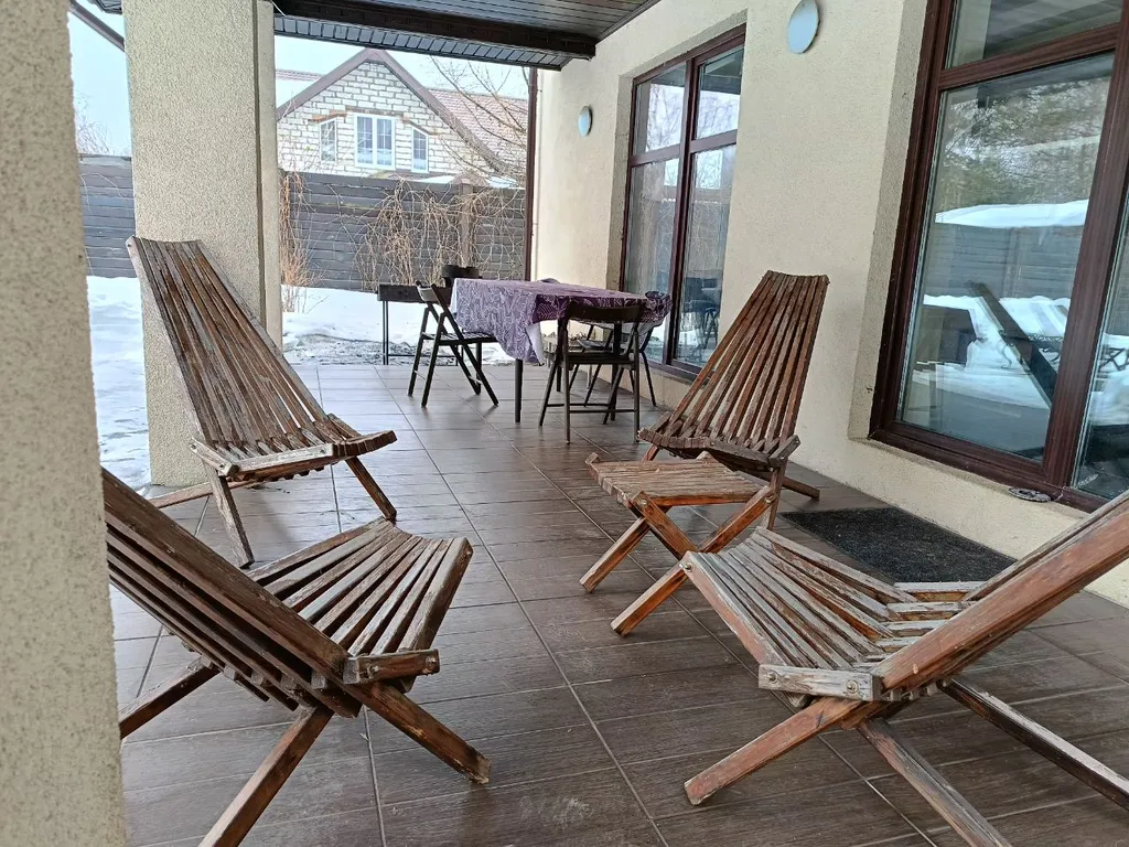 Коттедж с французскими окнами на участке с соснами и берёзами