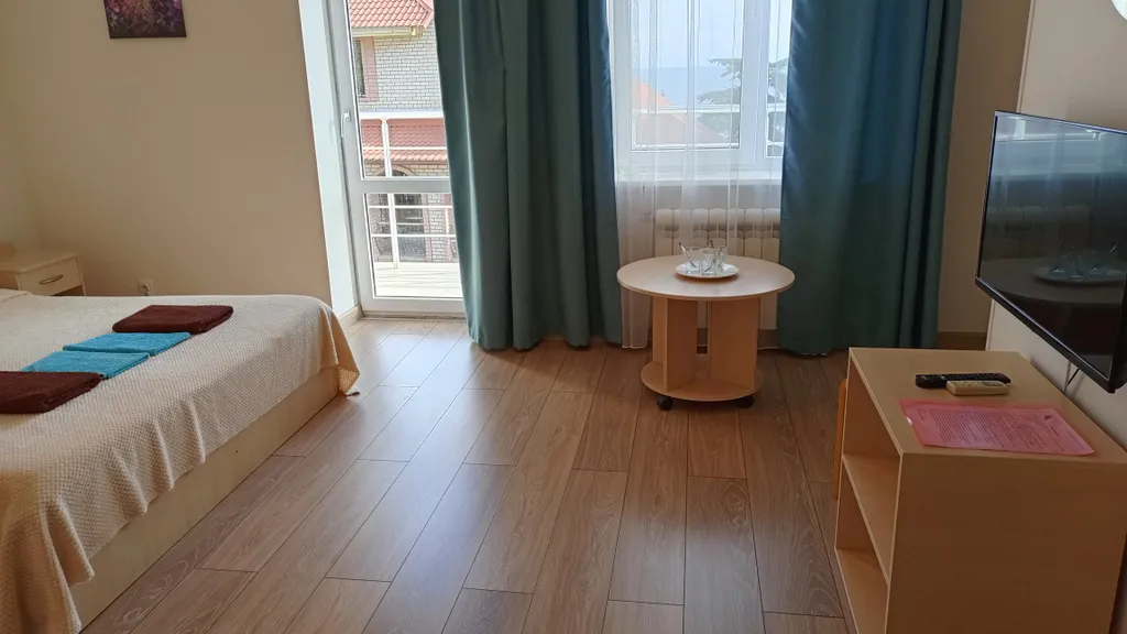 Трёхместная комната с санузлом и видом на море